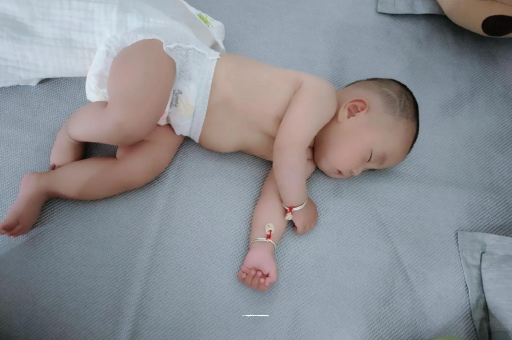 广州供卵代怀包生男孩三个月宝宝抬头不稳