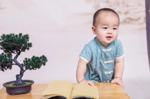 广州供卵代怀包生男孩四个月宝宝最佳抱姿势